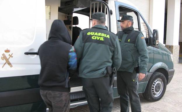 Detienen a un hombre tras atacar y herir con un cuchillo a su jefe