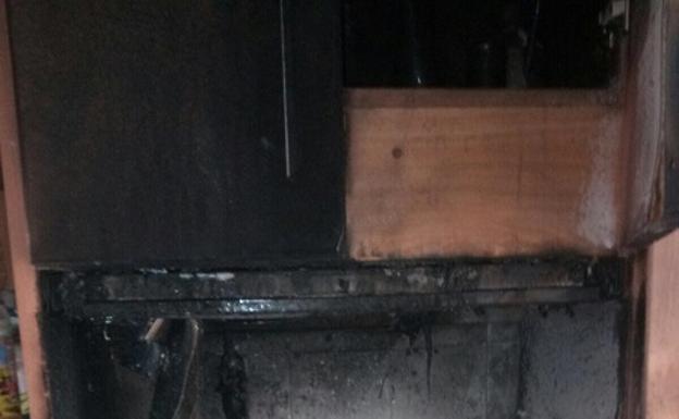 Una persona resulta afectada por inhalación de humo en el incendio de su cocina en Vera