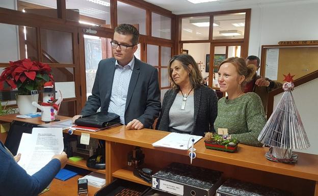La oposición acusa a la alcaldesa de repartir gratificaciones «a dedo»