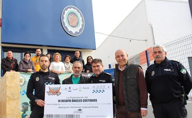 La Policía Local dona 4.255 euros a la Asociación del Alzheimer de Huércal-Overa