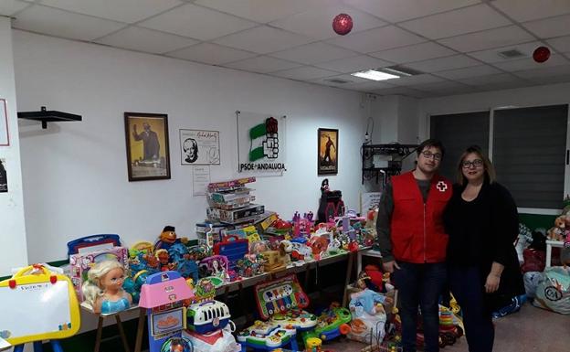 El PSOE entrega juguetes a Cruz Roja y Cáritas para los más desfavorecidos