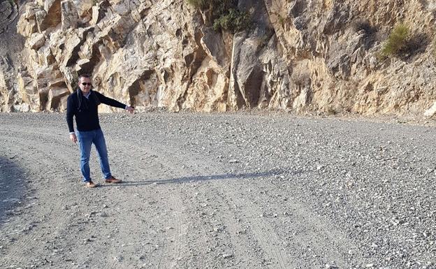 El alcalde de Lubrín denuncia el estado de la carretera de acceso desde El Chive