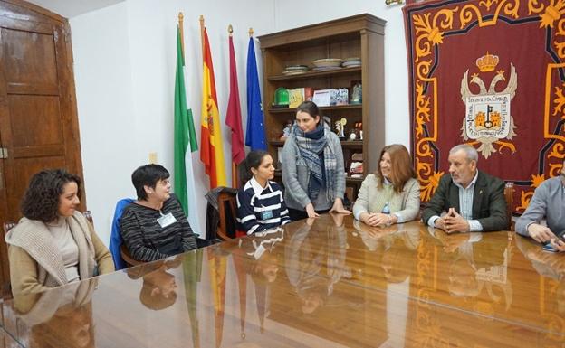 Vera contrata a tres mujeres para el área de Educación a través de los planes de Empleo