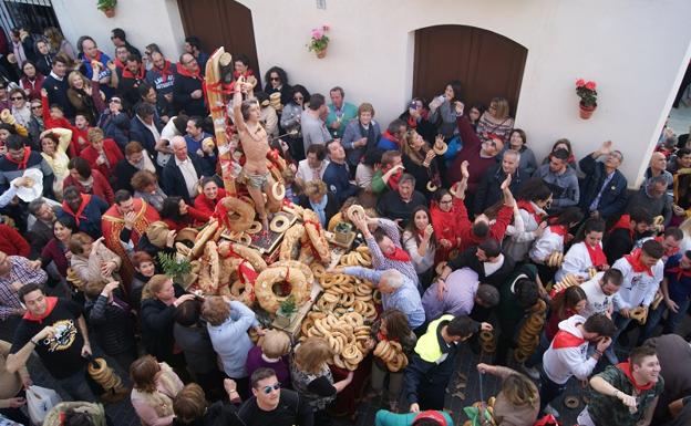 Lubrín honra a San Sebastián con su monumental lluvia de roscos de pan