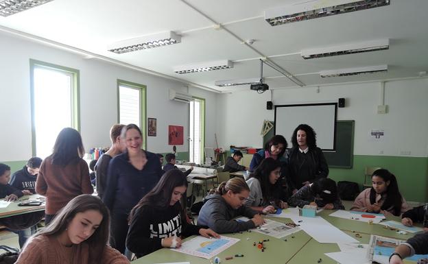 Los alumnos del Rey Alabez aprenden de arte a través de las formas del mar