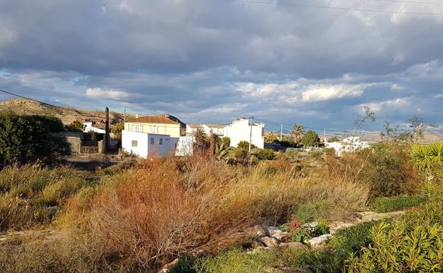 Cuevas exige la limpieza del cauce de la rambla de Guazamara