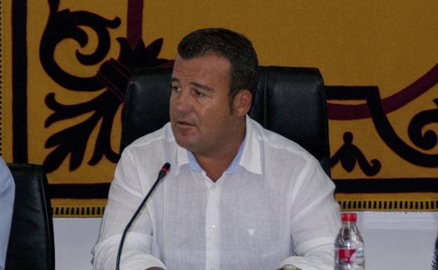 El PSOE asegura que el alcalde favorece las contrataciones en empresas
