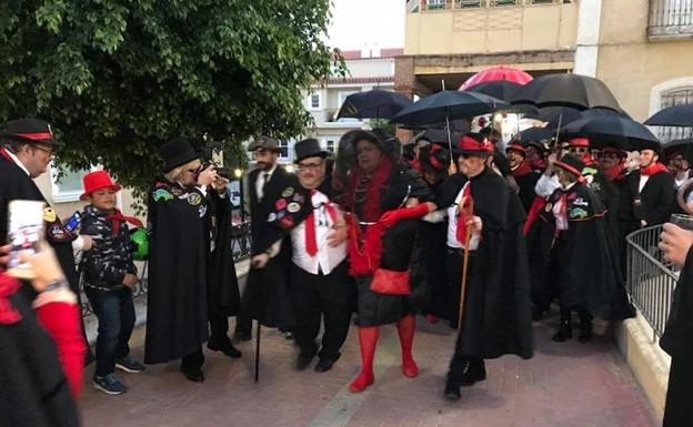 Cuevas celebra el Entierro de la Sardina en el ecuador del carnaval