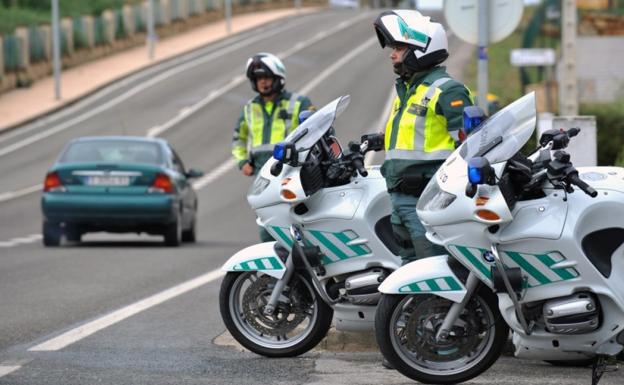 Herida grave una conductora tras volcar su vehículo en la AL-6111 a la altura de Mojácar