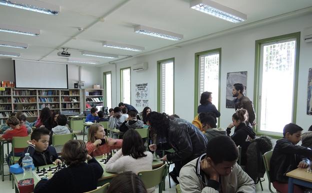 El ajedrez ayuda a integrar a los estudiantes extranjeros en Mojácar