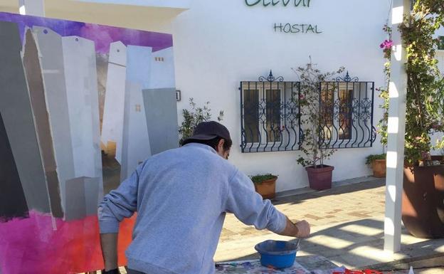 Mojácar trata de convertir el paseo marítimo en una galería de arte solidaria
