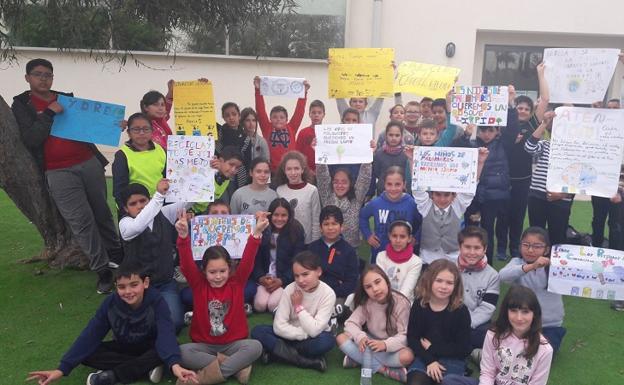 Los escolares de Palomares piden cuidar el entorno durante el Día de la Vieja