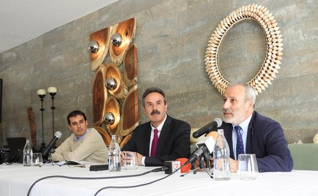 La Junta ofrece colaboración a las pymes turísticas del litoral