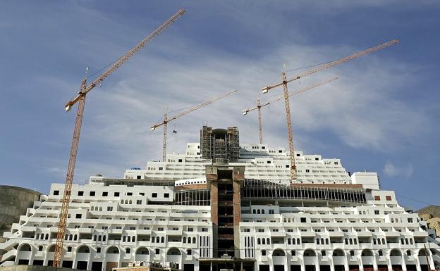 Ecologistas pretenden acelerar el derribo del Algarrobico al caducar la licencia de obras