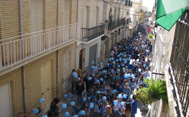 La 'marcha azul' sensibiliza a la comunidad educativa veratense sobre el autismo