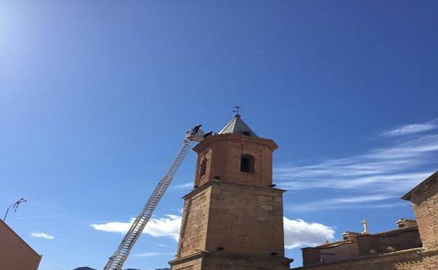 El viento ocasiona daños materiales en la torre de la iglesia de Turre