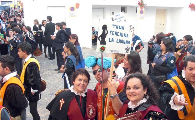 Las calles de Mojácar se llenan de música con el VIII Encuentro Mundial de Tunas