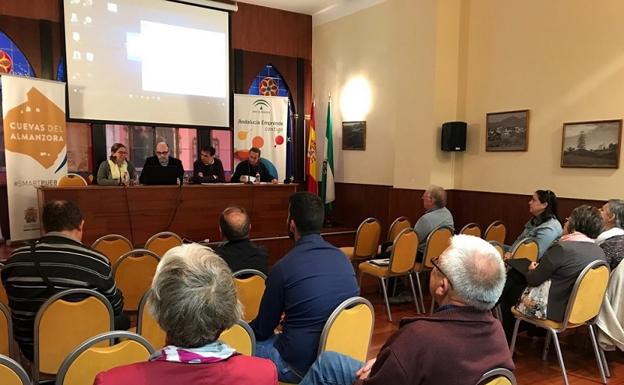 Cuevas informa a sus empresarios sobre la subvención para destinos turísticos maduros