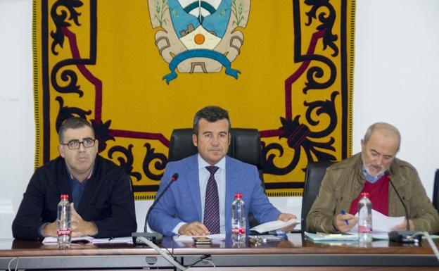 Salvador Hernández presenta su renuncia como alcalde de Carboneras y Felipe Cayuela será investido en las próximas semanas