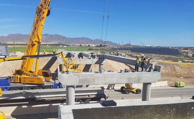 Fomento inicia la instalación de vigas en la carretera de Cuevas a Terreros