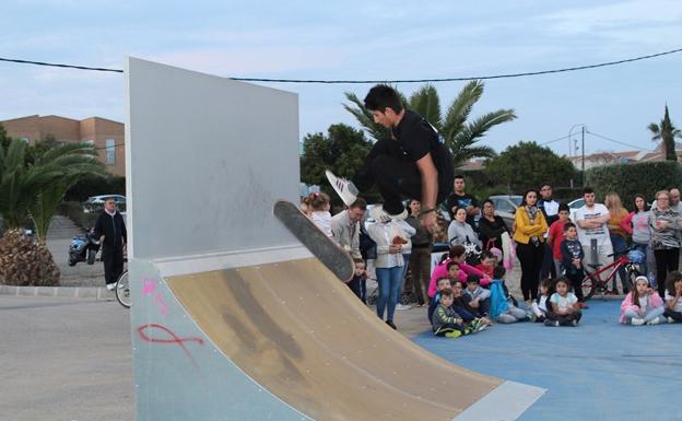 Los jóvenes de Pulpí ya disfrutan de la pista de skate