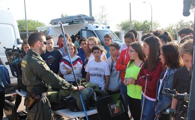 La Guardia Civil acerca su labor a los estudiantes huercalenses con una exhibición