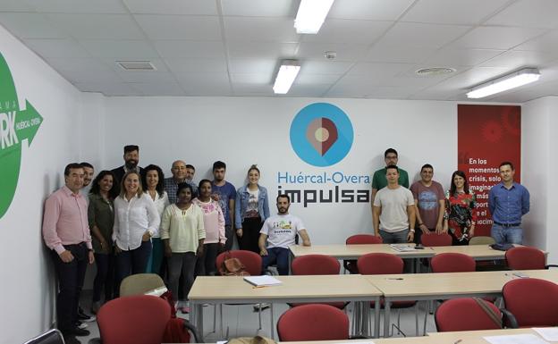 Emprendedores huercalenses exponen sus ideas en la Cámara de Comercio
