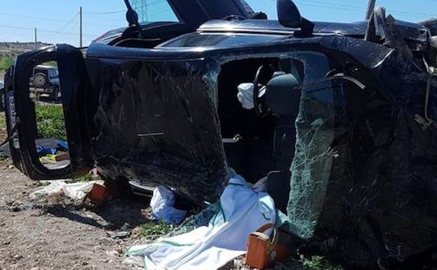 Se sale de la carretera y queda atrapada en su vehículo