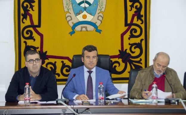 El independiente Felipe Cayuela toma posesión como alcalde de Carboneras tras la inhabilitación de su antecesor