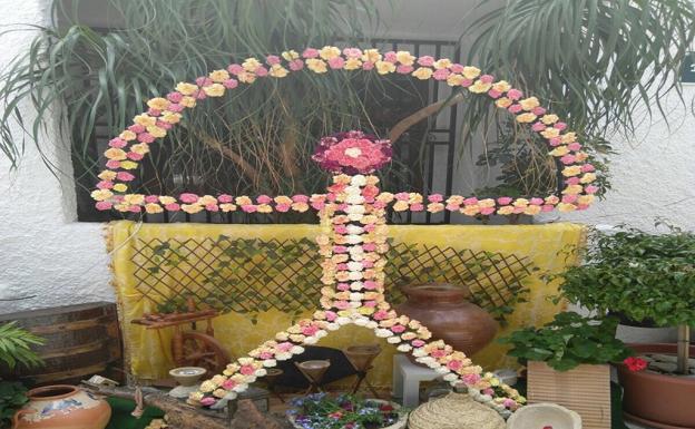 Las flores inundan el corazón de Mojácar con motivo de los III Indalos de Mayo