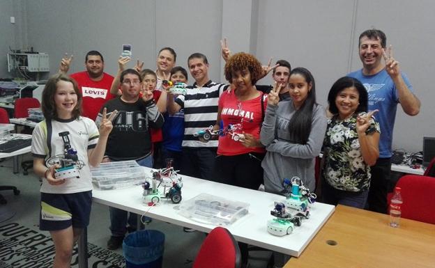 La robótica reúne a jóvenes mojaqueros de todas las edades