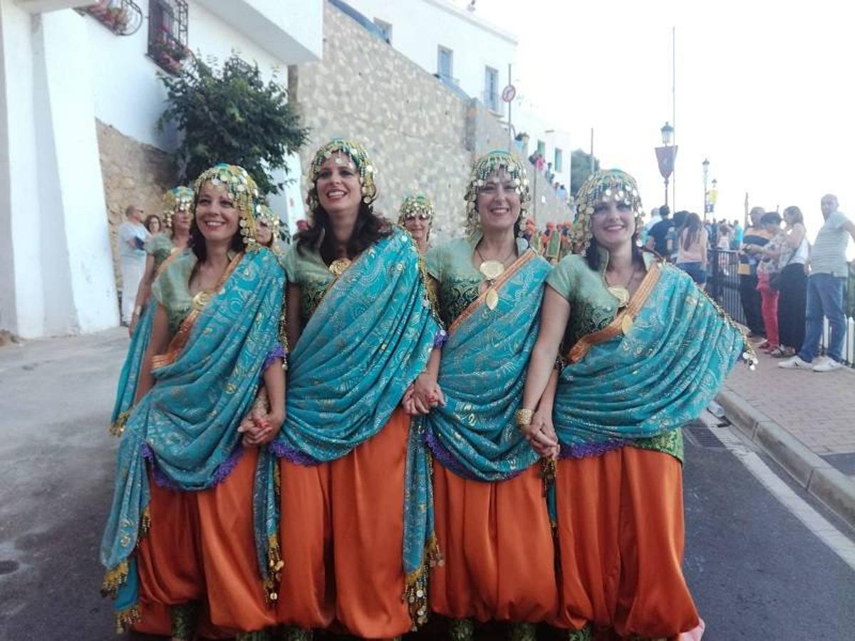 Espectacular desfile de Moros y Cristianos