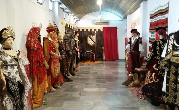 Una exposición recoge la historia de las fiestas de Moros y Cristianos de Mojácar