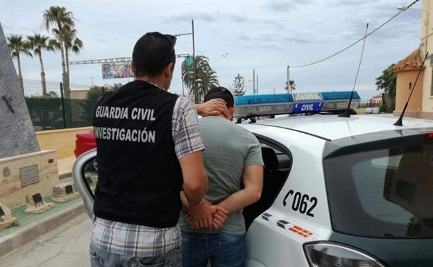 Detenido por robar más de 4.000 euros a los clientes de un locutorio de Vera