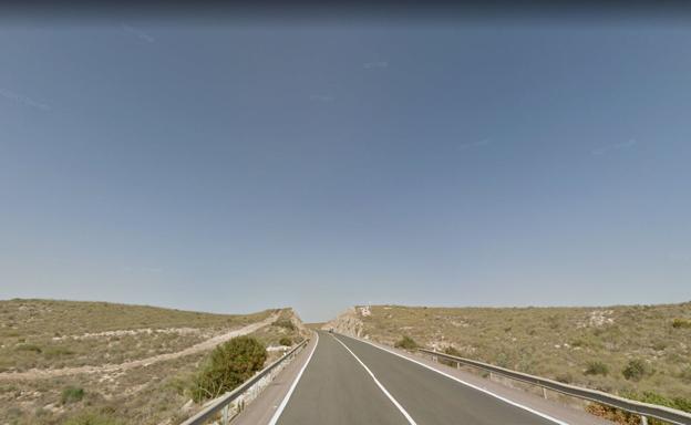Fallece un joven de 27 años al caer su vehículo por un desnivel en la N-341 en Carboneras
