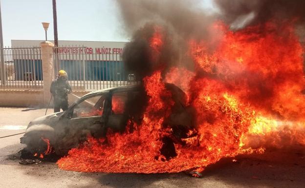 Arde un coche entre Vera y Antas