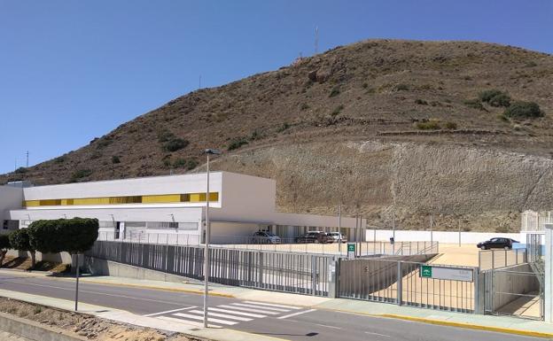 Cs Carboneras pide a la Junta que finalice el patio del Simón Fuentes