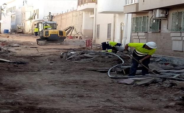 Garrucha renueva la red de saneamiento, el alcantarillado y la preinstalación eléctrica
