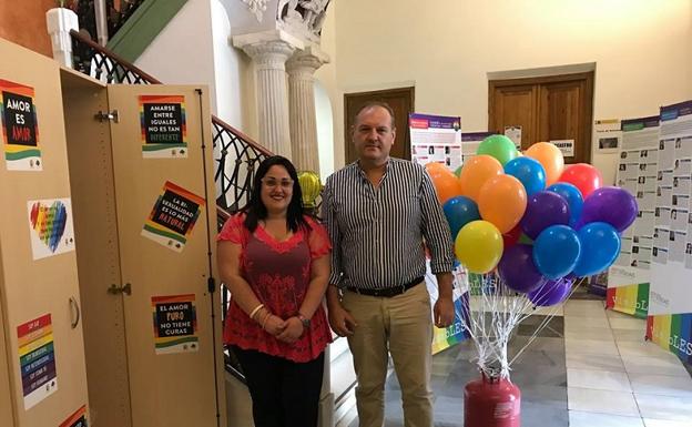 Un armario reivindica la igualdad en Cuevas en el Día del Orgullo