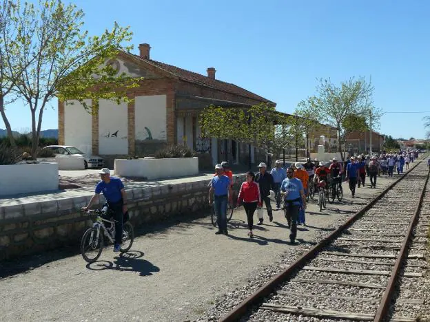 El alcalde y algunos vecinos de Huércal-Overa recorriendo la Vía Verde al paso por la estación de tren.