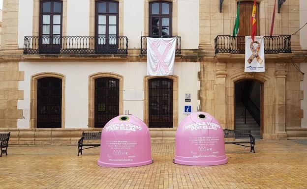 Dos iglús rosas contribuyen a la lucha contra el cáncer de mama en la plaza Mayor de Vera