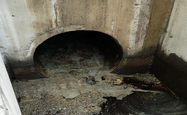 Continúan los vertidos ilegales al mar junto al puerto de Carboneras