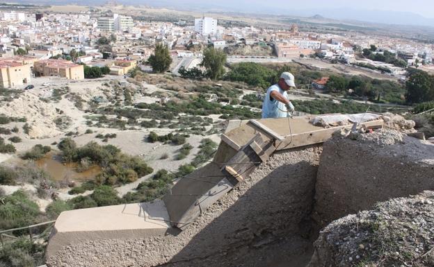 Vera muestra los hallazgos en las obras de consolidación del Cerro del Espíritu Santo