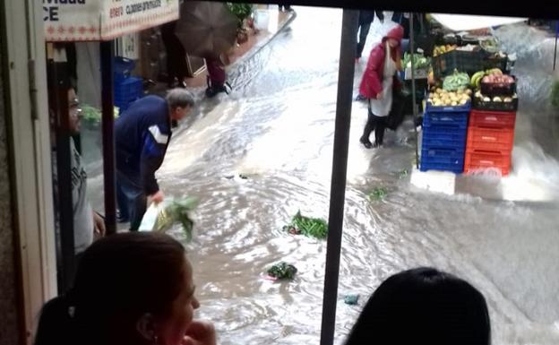 La lluvia arrasa el mercadillo de Garrucha