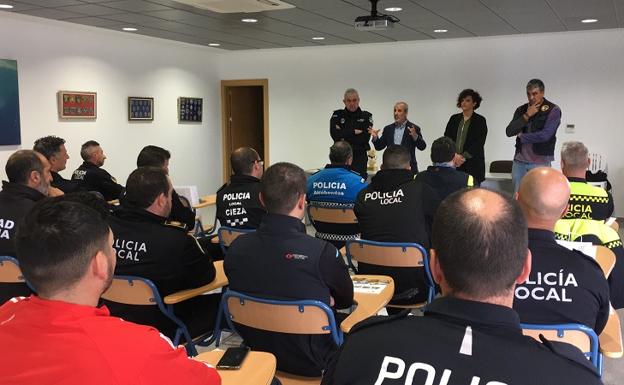 Las unidades caninas de la Policía Local, formadas en Vera