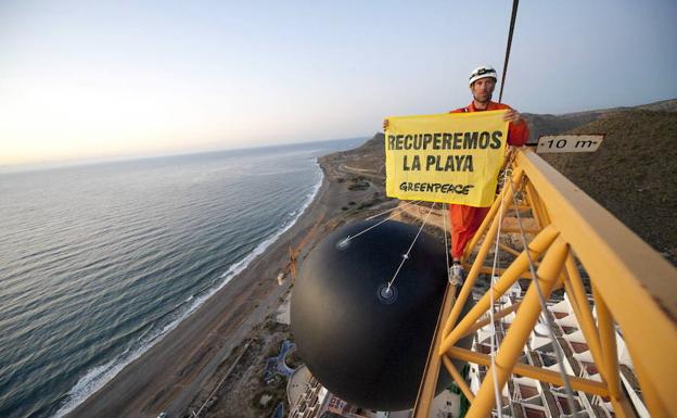 Greenpeace pide obligar a Carboneras a abrir expediente de demolición a El Algarrobico