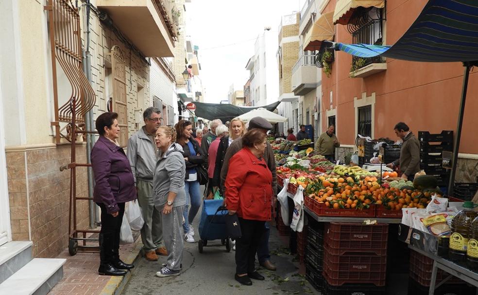 El mercadillo de Garrucha vuelve a la calma tras la tormenta