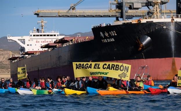 Más de 70 activistas de Greenpeace acceden al puerto de la central térmica en Carboneras para exigir su cierre