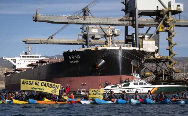 Identificados seis de los activistas de Greenpeace que pidieron el cierre de la térmica de Carboneras