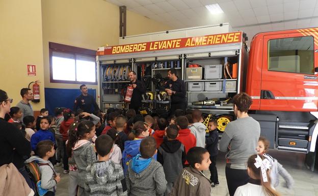 Los Bomberos del Levante enseñan cómo se debe actuar en caso de incendio